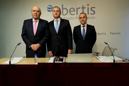 La guerra por Abertis comenzó a mediados de abril, cuando Atlantia expresó su interés por explorar una posible operación corporativa con la catalana.