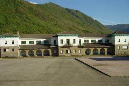 Imagen de las antiguas escuelas de Villablino antes de ser demolidas por Turespaña, que calificó su estado como de «deterioro». DL