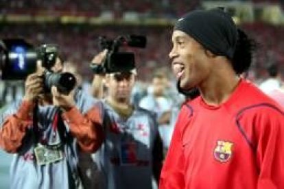 Ronaldinho fue el centro de atención antes del inicio del partido amistoso de ayer