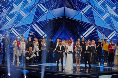 Los anfitriones israelís del Festival de Eurovisión, en primer término y de izquierda a derecha, Assi Azar, Lucy Ayoub, Bar Refaeli y Erez Tal. Tras ellos, los diez países clasificados de este martes por la noche, en el Pabellón 2 de la Expo de Tel-Aviv.