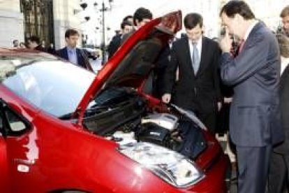 Rajoy observa un coche ecológico en la convención sobre cambio climático del Partido Popular Europeo