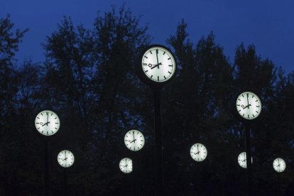 Relojes en una instalación del artista Klaus Rinke en Dusseldorf. /