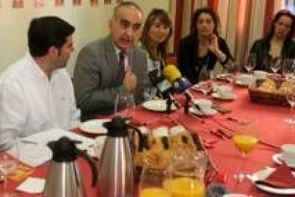 Gómez y De Francisco durante el desayuno  informativo