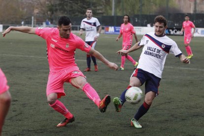 Benja se mostró muy combativo en la punta de ataque del equipo culturalista. ZABALZA