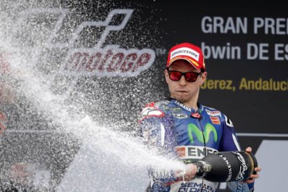 El piloto español de Yamaha, Jorge Lorenzo, celebra su victoria en el GP de Jerez de MotoGP que le coloca en la tercera posición del Mundial.