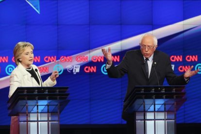 Hillary Clinton y Bernie Sanders, durante el debate demócrata organizado por la CNN.