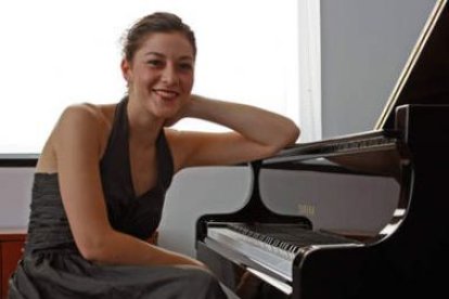 La pianista búlgara Dina Nedéltcheva, que hoy ofrece un recital en León.