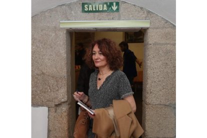 La alcaldesa, Gloria Fernández Merayo, ayer minutos antes de la Junta de Portavoces. L. DE LA MATA