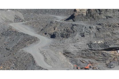 La muerte del trabajador búlgaro se produjo en 2010 en una cantera de pizarra del término municipal de Benuza por la caída de una piedra. L. DE LA MATA.