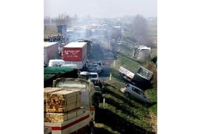 Los coches y camiones siniestrados se amontonan en el lugar de accidente