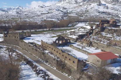 Vista aérea de las ruinas de La Fabricona de Golpejar de la Tercia tras las últimas nevadas. ARGüELLO