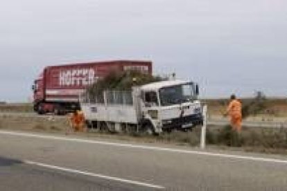 Operarios del servicio de mantenimiento de la A-231 retiran plantas ornamentales de la mediana