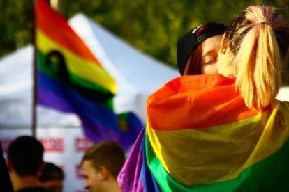 Una pareja durante la celebración del Orgullo LGTBI en Barcelona.