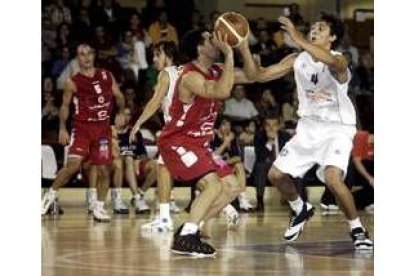 Quinteros, defendido por Van Lacke en el partido del miércoles