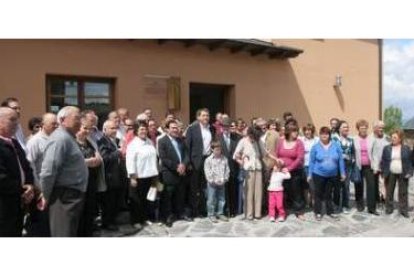 Valentín García Yebra posó frente al nuevo edificio con el alcalde de Ponferrada y todo el pueblo de