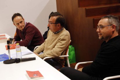 El editor Héctor Escobar con Tomás Sánchez Santiago y José María Castrillón en la biblioteca Iván de Vargas.