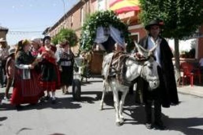 Un momento de la feria y, sobre estas líneas, la Peña de la Buena Mesa