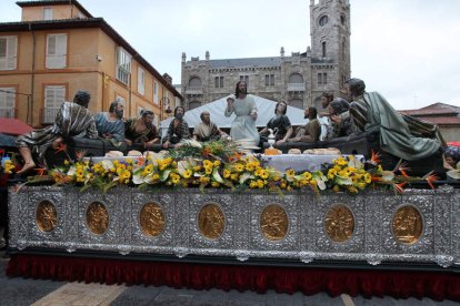 La Sagrada Cena tuvo que regresar cuando un aguacero caía en la plaza de la Catedral. Los otros pasos se recogieron cuando habían recorrido la calle Ancha.