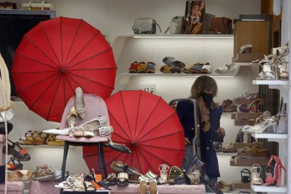 Interior de un comercio en el  primer día sin la obligación de llevar mascarilla. FERNANDO OTERO