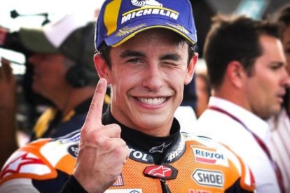 Marc Márquez (Honda) guiña el ojo al fotógrafo, en el corralito del GP de Argentina.