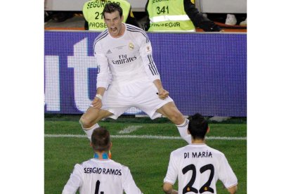 Bale celebra exultante ante Sergio Ramos y Di María el gol que dio el título de Copa al Madrid.