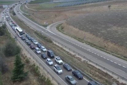 Atasco en la A-6 en dirección Madrid, a la altura de Medina del Campo, en la tarde de este domingo. DGT