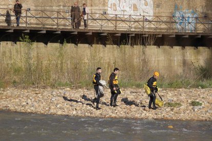 Operativo desplegado en el río para buscar el cuerpo de un joven