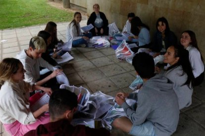 Alumnos leoneses, antes de examinarse de la Ebau este año en la Universidad. FERNANDO OTERO