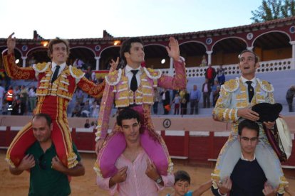 Román, Garrido y Huertas salieron ayer hombros en Valencia de Don Juan. MEDINA