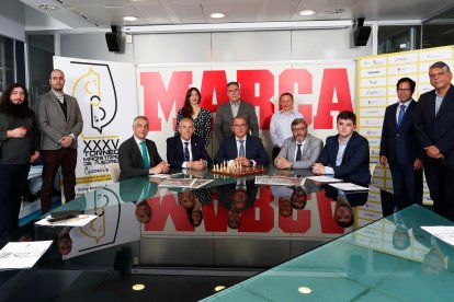 En la imagen, sentados, de izquierda a derecha, Isidoro Martínez, vicerrector de Deportes de la ULE, Vicente Canuria, concejal de Deportes del Ayuntamiento de León, Juan Ignacio Gallardo, director de Marca, Marcelino Sión, director del Magistral y Jaime Santos, jugador del próximo Torneo. De pie, de izquierda a derecha, el mago Xulio Merino, Javier González, jefe de servicio en Alsa Castilla y León, Ana Antón, Content&Communication Officer de MyInvestor, Adolfo López, presidente de RMD, Amador González, presidente de la Federación de Ajedrez de Castilla y León, Ángel Mateo, director comercial de Castilla y León del Banco Sabadell, y Javier Ochoa, presidente de la Federación Española de Ajedrez. CHEMA REY / MARCA