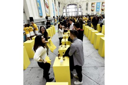 Participantes en el ‘Speed Dating’ celebrado ayer en el Palacio de Cibeles. FERNANDO VILLAR