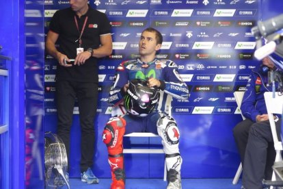 Jorge Lorenzo se prepara en su 'box' de Le Mans para el último entrenamiento, este sábado.