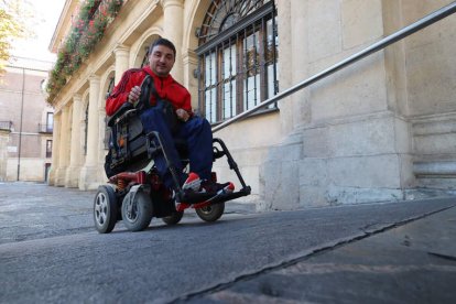 Rampas demasiado inclinadas que dificultan el acceso con silla de ruedas a los edificios públicos. Ramiro