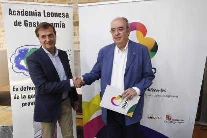 Adelino Pérez, de la DO Bierzo, y José Cañedo, de la Academia Leonesa de Gastronomía. L. DE LA MATA