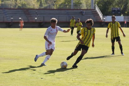 Marcos González, a la izquierda, en un lance del partido frente al Real Oviedo. FERNANDO OTERO PERANDONES