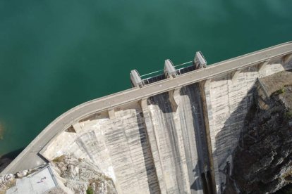 Presa del embalse de los Barrios de Luna, que se encuentra al 14,9 por ciento de su capacidad. ARGÜELLO