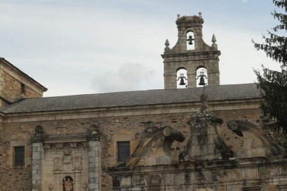 Un rayo en 2020 se llevó por delante la veleta y dañó la espadaña y el tejado del monasterio, fotografiado ayer. L. DE LA MATA