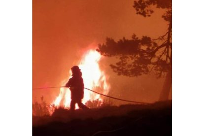 Uno de los agentes trabajando de noche en el incendio. DL