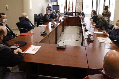 Representantes de Labiana y Ovejero, con la Junta y los sindicatos, en la reunión de ayer. MARCIANO PÉREZ