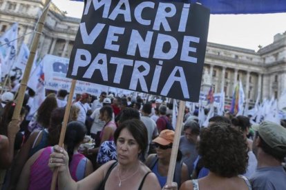 Cientos de personas se manifiestan a las puertas del Congreso argentino contra el proyecto de ley, este martes, en Buenos Aires.