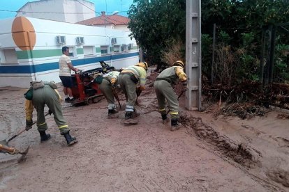 Efectivos de la UME tratan de contener la crecida del río en Cebolla