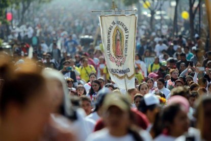 Cientos de personas llegan a las inmediaciones de la Basilica de Santa Maria de Guadalupe   en Ciudad de Mexico  Mexico.