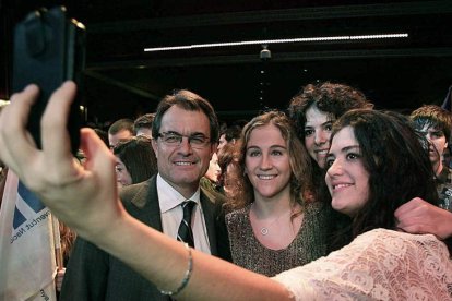 Artur Mas se fotografía en la fiesta organizada por las Juventudes de CDC y Unio.