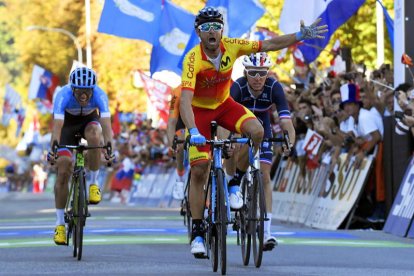 Valverde celebrea eufórico su triunfo en la línea de meta por delante de Bardet y Woods. BRUNO