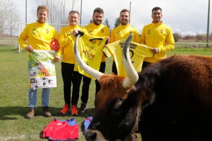 El sorteo de 'La Caca de la Vaca’ llega por segundo año consecutivo a la localidad leonesa de Quintana de Raneros. MARCIANO PÉREZ