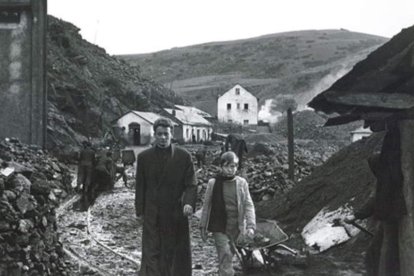 Claude Laydu, popular por su papel en ‘Diario de un cura rural’, de Robert Bresson, interpretaba en ‘La guerra de Dios’ a un sacerdote que trata de vencer el recelo de los mineros. Rodada en la Mina del Oro de Torre, contó con Paco Rabal, Fernando Sancho y el niño Jaime Blanch. DL