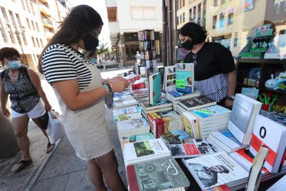 Una joven, buscando libros ayer, en el primer día. ANA F. BARREDO