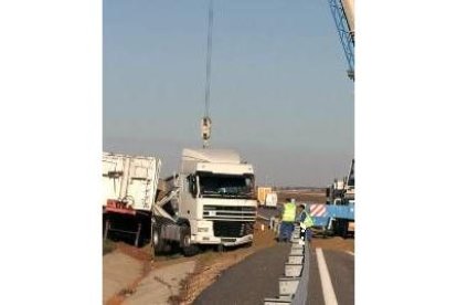 El vuelco de un camión en la A-62 causó el corte de un sentido de la vía