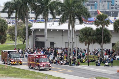 Ambulancias junto a una terminal del aeropuerto internacional de Fort Lauderdale, Florida. G. VIERA