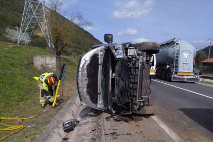 El accidente se produjo en la N-120 en Sobrado. BOMBEROS PONFERRADA